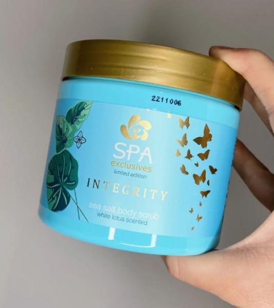 купить Скраб для тела с морской солью белый лотос spa exclusives integrity, 500 мл